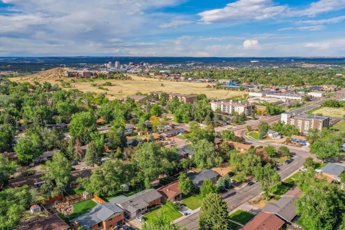 Family Oasis Offices Home Gym Fenced Yard Колорадо-Спрінгз Екстер'єр фото